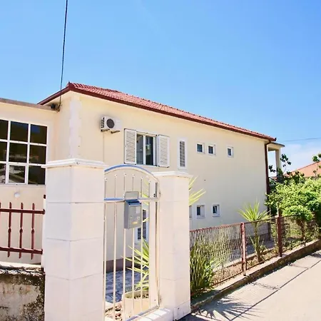 Burano Beach Apartments * Трогир