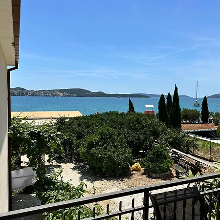 Burano Beach Apartments Трогир